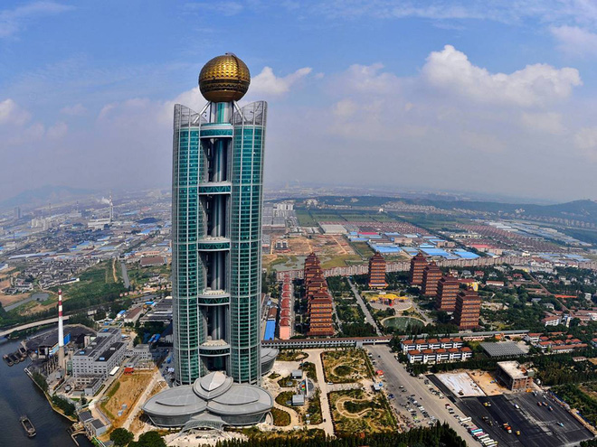 Cận cảnh ngôi làng giàu nhất Trung Quốc trước cơn bão nợ