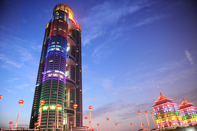 Cận cảnh ngôi làng giàu nhất Trung Quốc trước cơn bão nợ