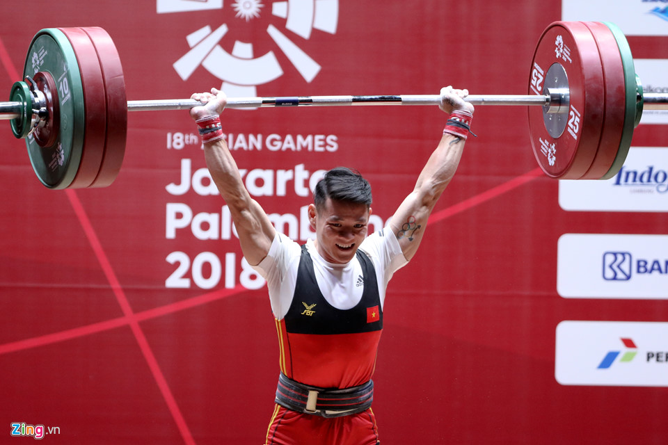 Video: Khoảnh khắc đô cử Thạch Kim Tuấn thúc thủ trước ngôi sao Triều Tiên