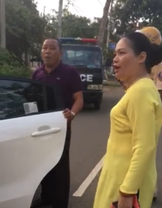 Xác định tên tuổi, địa chỉ người phụ nữ lăng mạ CSGT trong clip