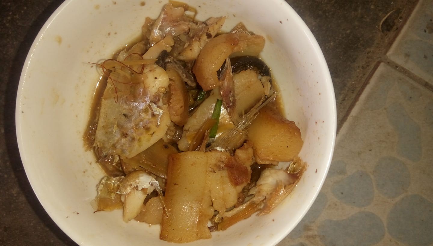 Hùng hục làm cỗ cả buổi, nàng dâu chỉ được mẹ chồng cho bát thịt mỡ, em chồng chẳng làm gì lại được phần cả nửa con gà