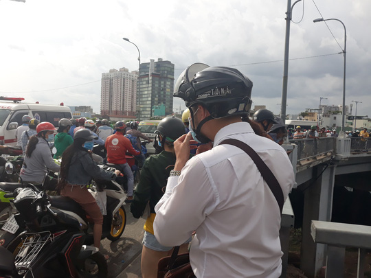 Clip nhảy cầu tự tử rồi ngoi lên... vẫy tay kêu cứu!