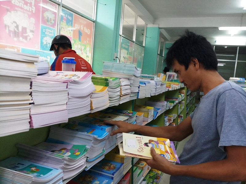 Đầu năm, thiếu sách giáo khoa lớp 1, vì sao?