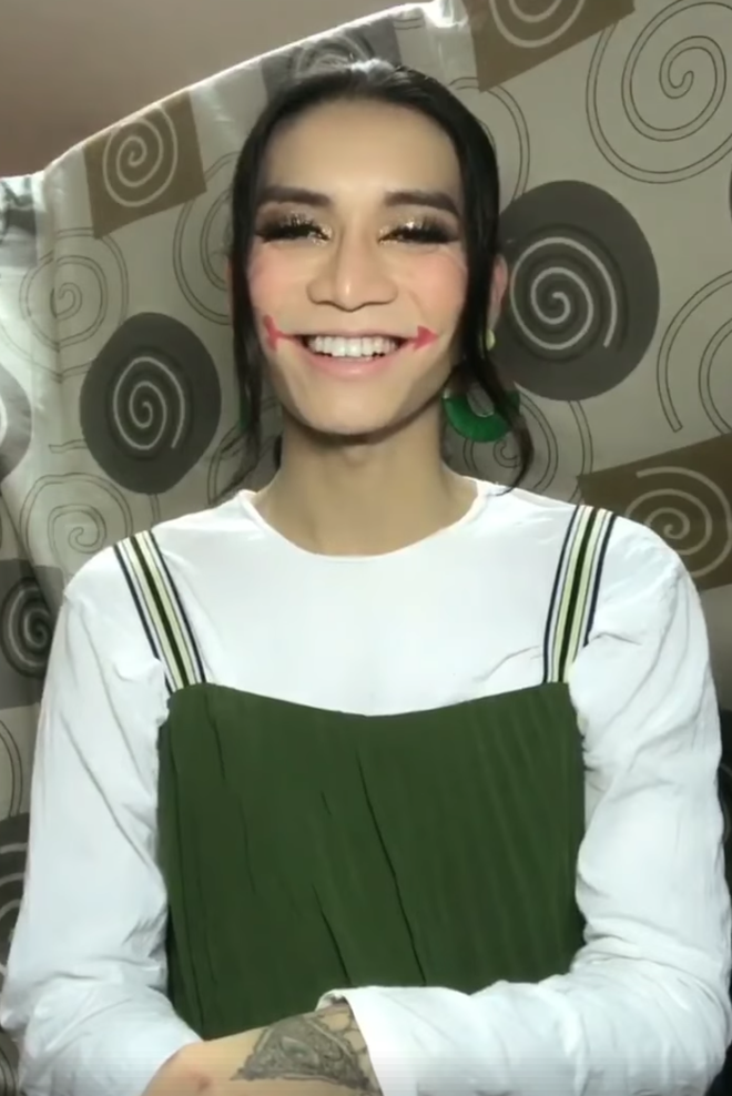 Bày cách tô son khoe răng tháng 7 cô hồn, BB Trần đích thực là vũ trụ giải trí của dân mạng