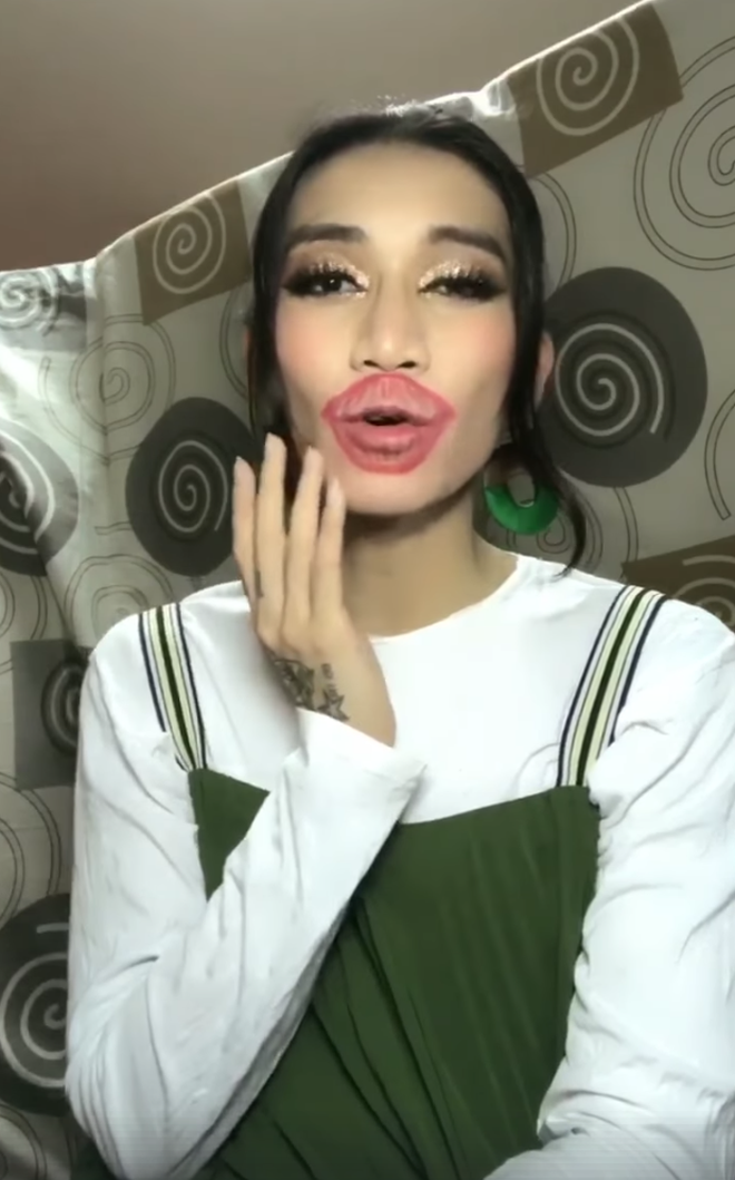 Bày cách tô son khoe răng tháng 7 cô hồn, BB Trần đích thực là vũ trụ giải trí của dân mạng