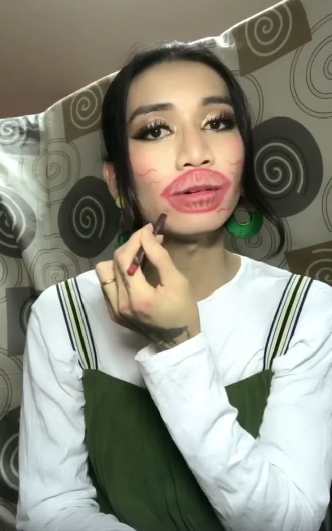 Bày cách tô son khoe răng tháng 7 cô hồn, BB Trần đích thực là vũ trụ giải trí của dân mạng