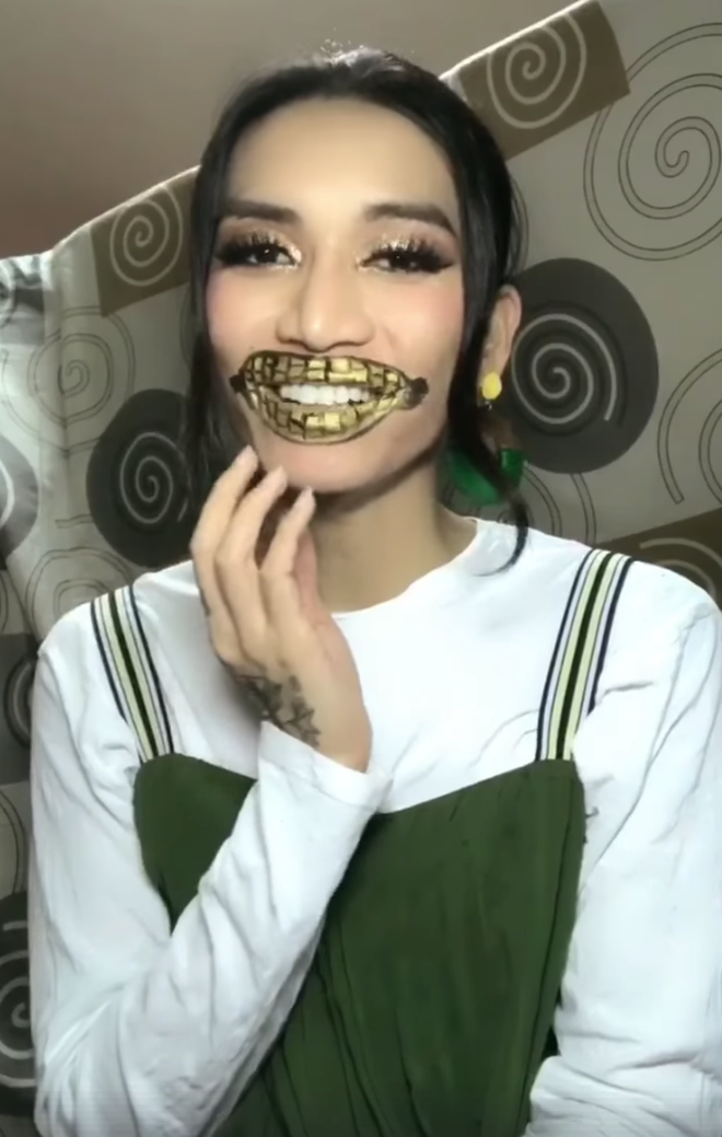 Bày cách tô son khoe răng tháng 7 cô hồn, BB Trần đích thực là vũ trụ giải trí của dân mạng