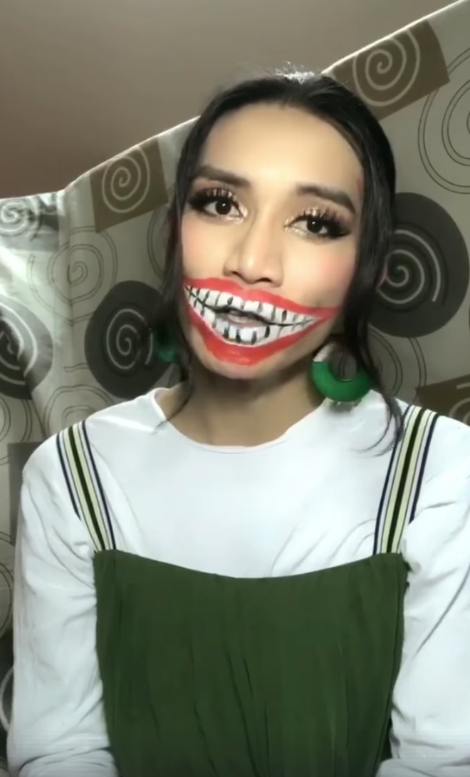 Bày cách tô son khoe răng tháng 7 cô hồn, BB Trần đích thực là vũ trụ giải trí của dân mạng