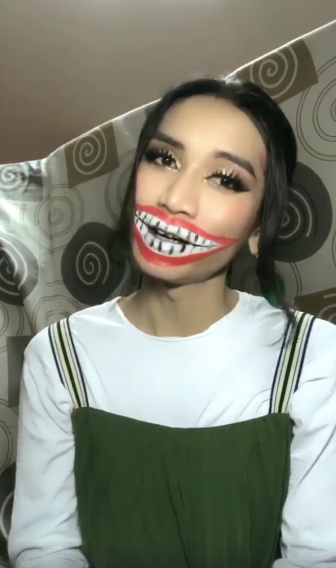 Bày cách tô son khoe răng tháng 7 cô hồn, BB Trần đích thực là vũ trụ giải trí của dân mạng