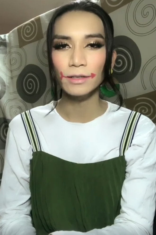 Bày cách tô son khoe răng tháng 7 cô hồn, BB Trần đích thực là vũ trụ giải trí của dân mạng