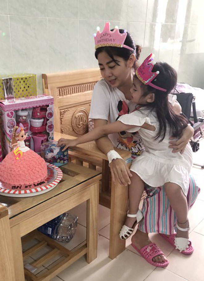 Mai Phương cười tươi rạng rỡ, cùng bạn bè người thân tổ chức tiệc sinh nhật cho con gái tại bệnh viện
