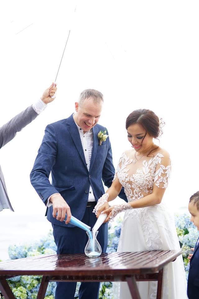 Lý Thanh Thảo Mùi ngò gai tổ chức đám cưới lãng mạn với chồng Tây ở bãi biển