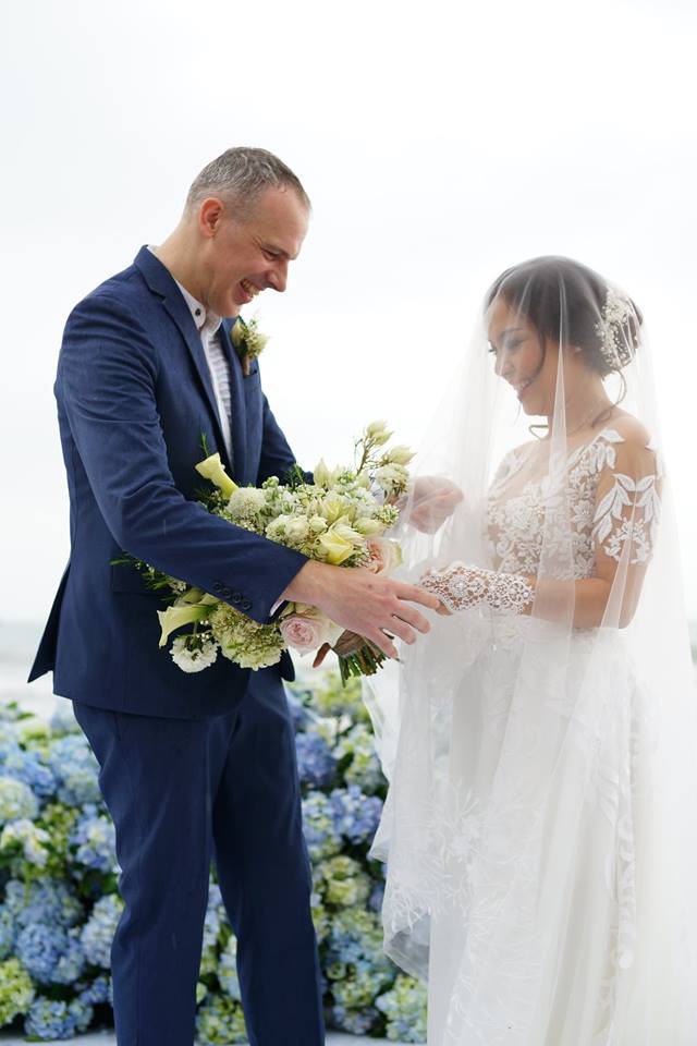 Lý Thanh Thảo Mùi ngò gai tổ chức đám cưới lãng mạn với chồng Tây ở bãi biển