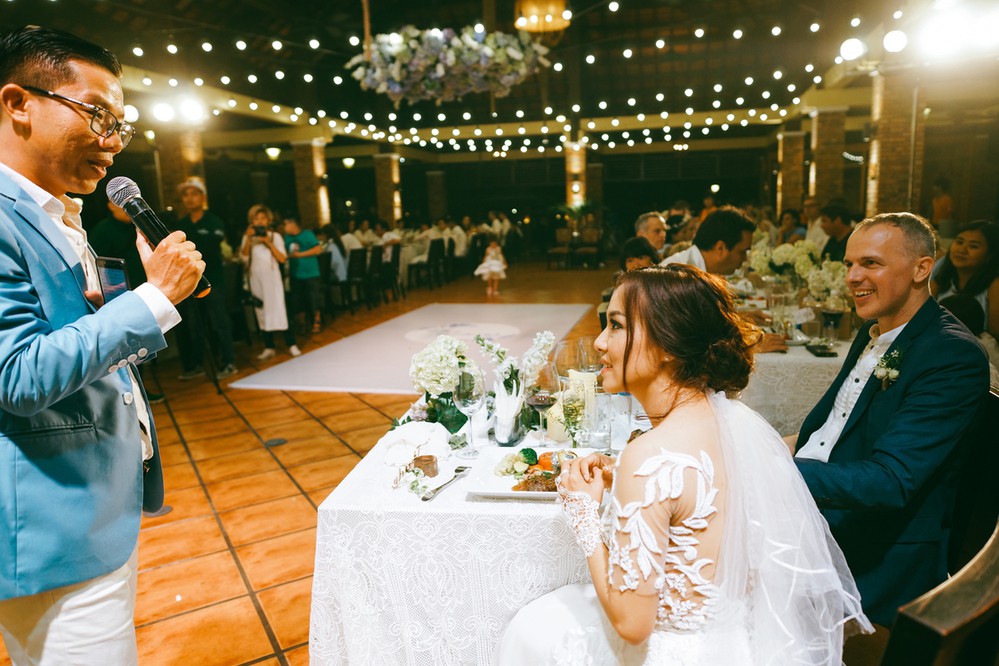 Lý Thanh Thảo Mùi ngò gai tổ chức đám cưới lãng mạn với chồng Tây ở bãi biển