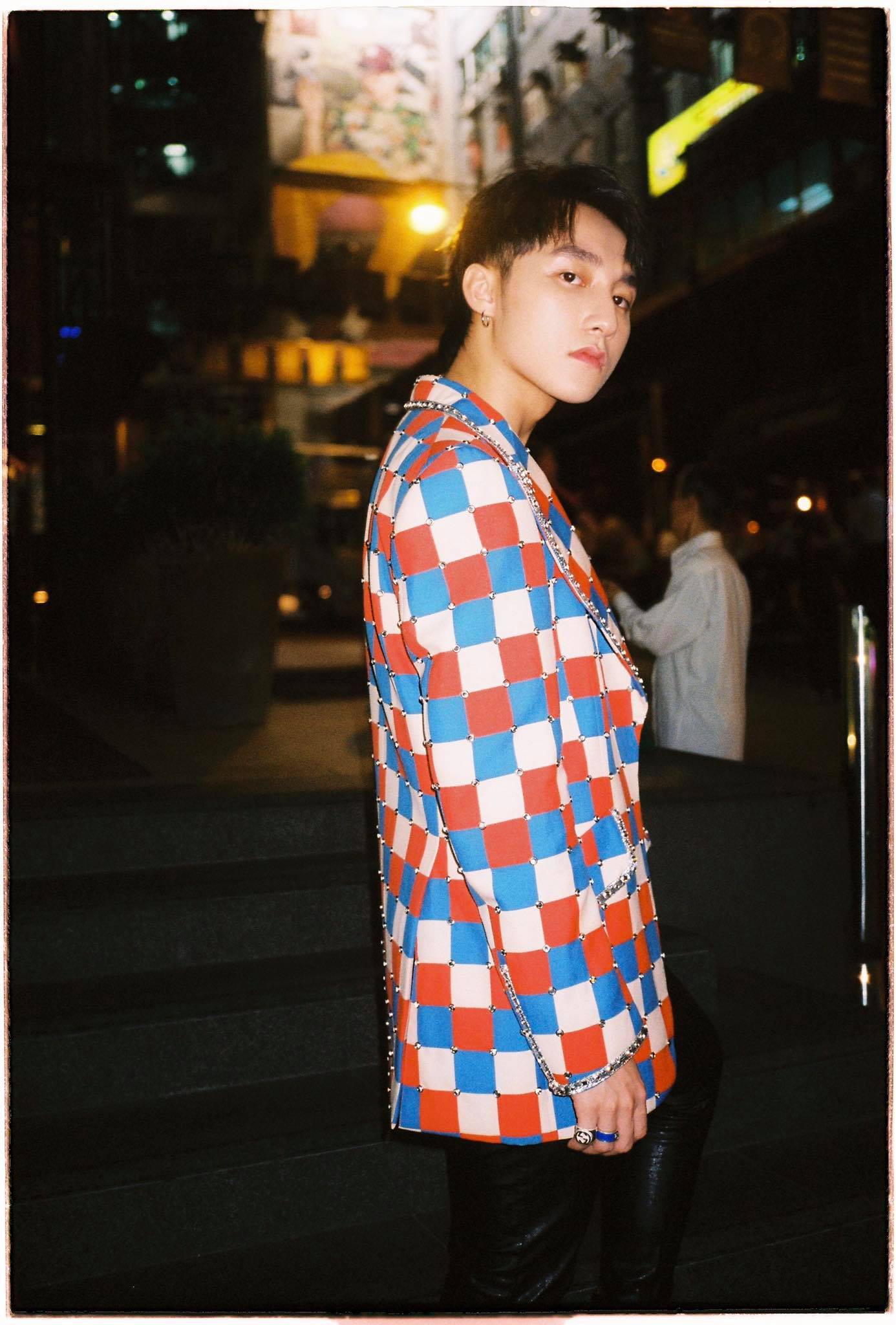 Lần đầu tiên viết status dài ngoằng bằng tiếng Anh, Sơn Tùng khiến fan lập tức rủ nhau đi học ngoại ngữ