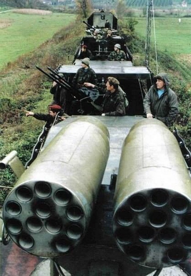 [ẢNH] Kinh ngạc trước sức mạnh đoàn tàu bọc thép của Quân đội Nam Tư