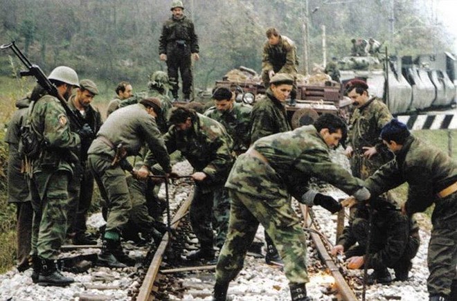 [ẢNH] Kinh ngạc trước sức mạnh đoàn tàu bọc thép của Quân đội Nam Tư