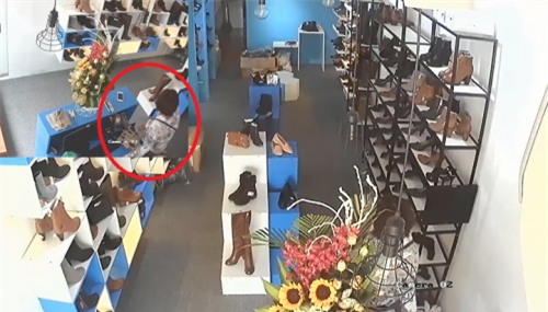 Nữ nhân viên cửa hàng giày liên tục trộm cắp tiền của chủ