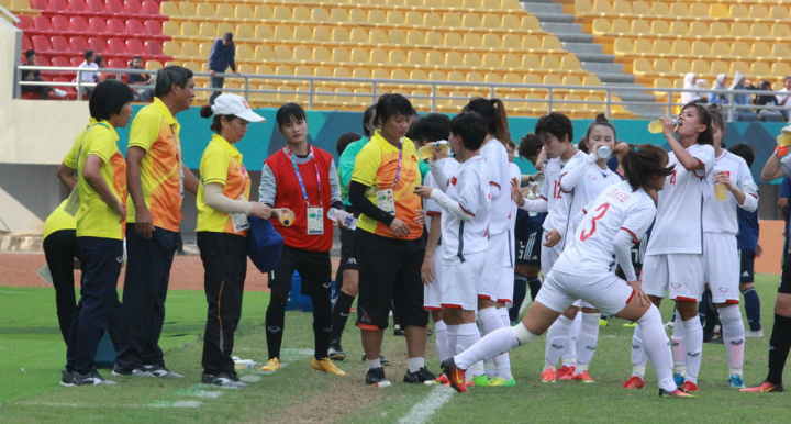 HLV Mai Đức Chung lớn tiếng với học trò giữa trận thua Nhật Bản 0-7