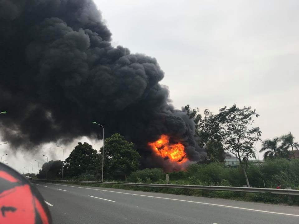 Cháy lớn nhà xưởng gần Đại lộ Thăng Long, cột khói bốc cao hàng chục mét khiến người dân hoảng sợ