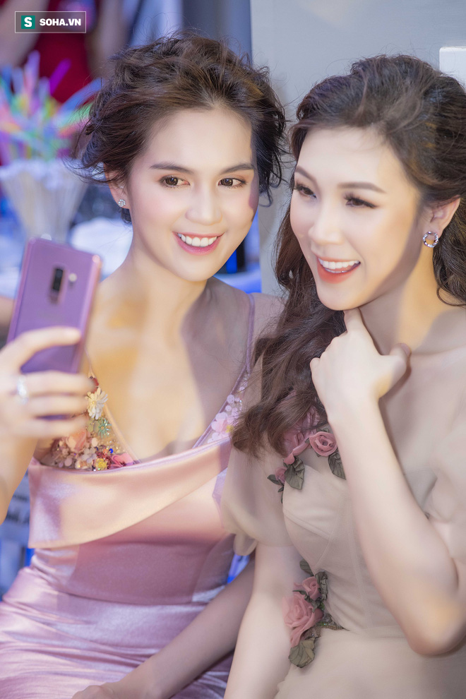 Khoảnh khắc Ngọc Trinh ngồi cắn móng tay tại sự kiện gây chú ý