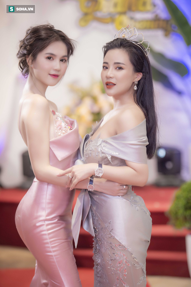 Khoảnh khắc Ngọc Trinh ngồi cắn móng tay tại sự kiện gây chú ý