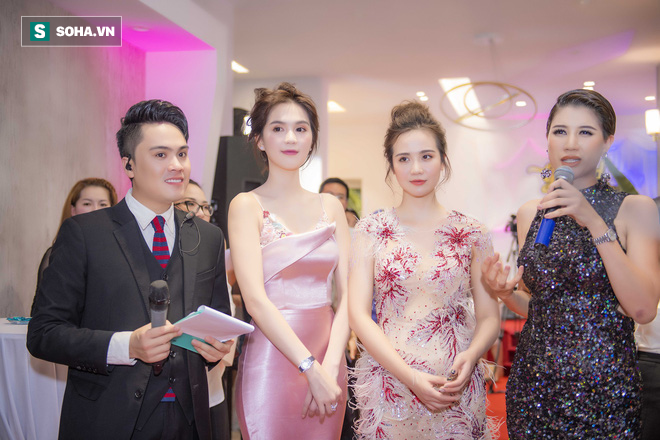 Khoảnh khắc Ngọc Trinh ngồi cắn móng tay tại sự kiện gây chú ý