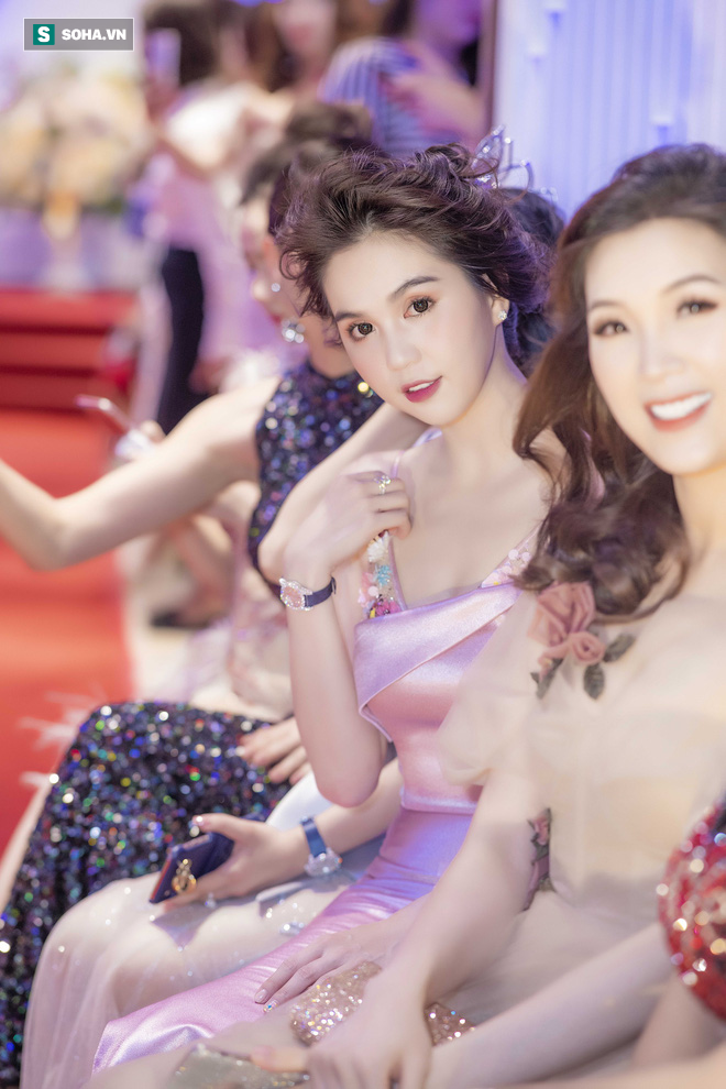 Khoảnh khắc Ngọc Trinh ngồi cắn móng tay tại sự kiện gây chú ý