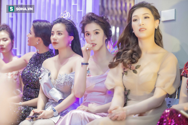 Khoảnh khắc Ngọc Trinh ngồi cắn móng tay tại sự kiện gây chú ý