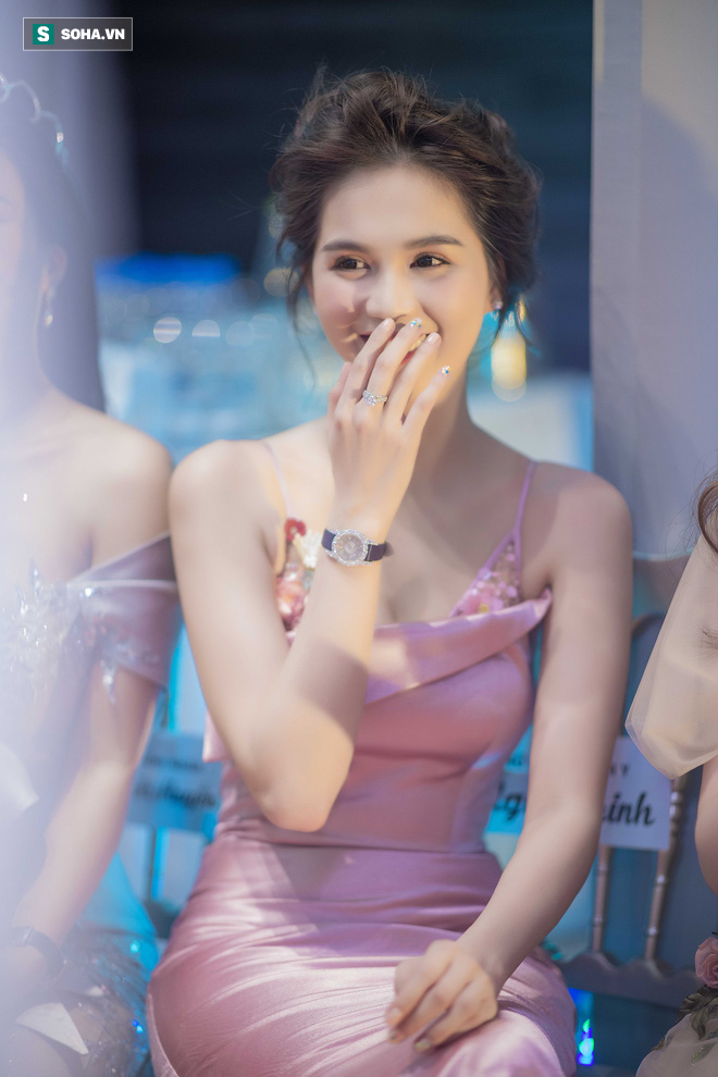 Khoảnh khắc Ngọc Trinh ngồi cắn móng tay tại sự kiện gây chú ý