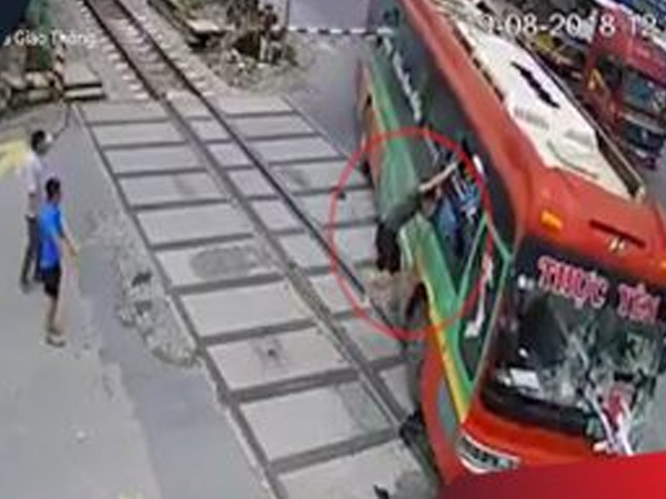Clip sốc: Xe khách bị rào chắn đường tàu xuyên thủng sau khi mất lái, hành khách hoảng loạn bỏ của chạy lấy người