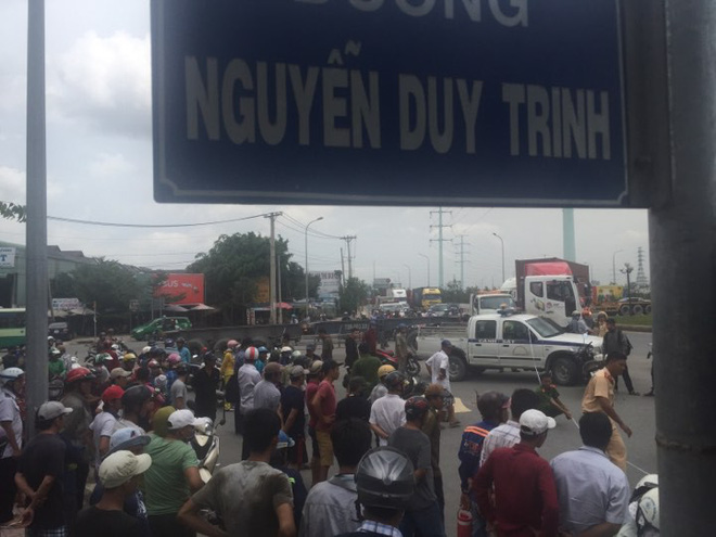 Cha bỏ việc, gào khóc ở hiện trường con trai bị xe ben tông tử vong tại TP.HCM