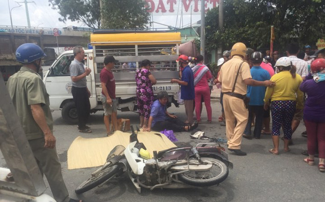 Cha bỏ việc, gào khóc ở hiện trường con trai bị xe ben tông tử vong tại TP.HCM