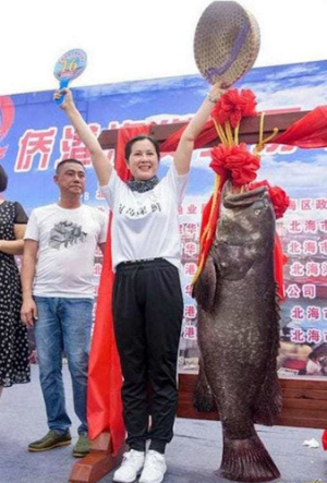 Nhà hàng Trung Quốc mua cá khổng lồ 40 tuổi để ăn lấy may