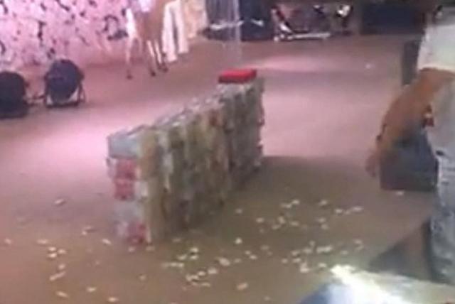 Xôn xao đám cưới khủng: Chú rể mang hơn 20 tỷ tiền mặt xếp lên sân khấu tặng cô dâu