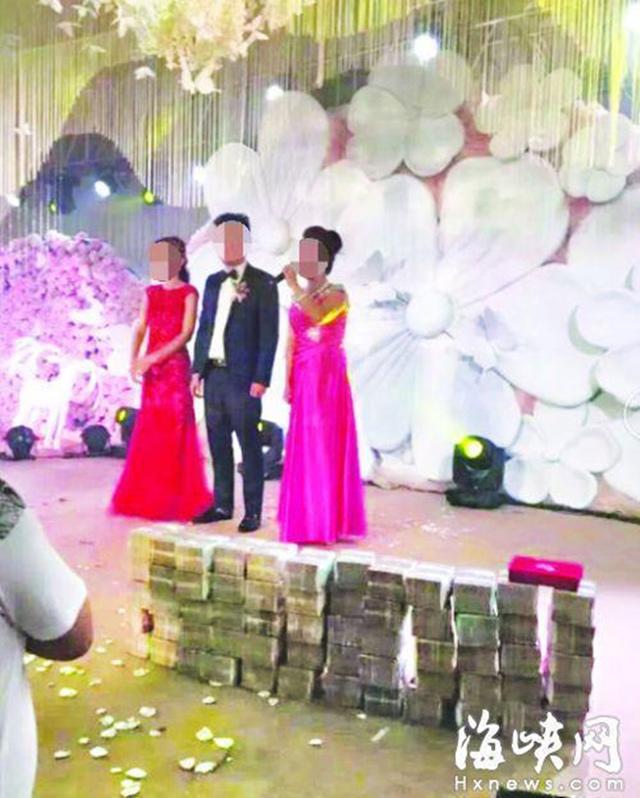 Xôn xao đám cưới khủng: Chú rể mang hơn 20 tỷ tiền mặt xếp lên sân khấu tặng cô dâu