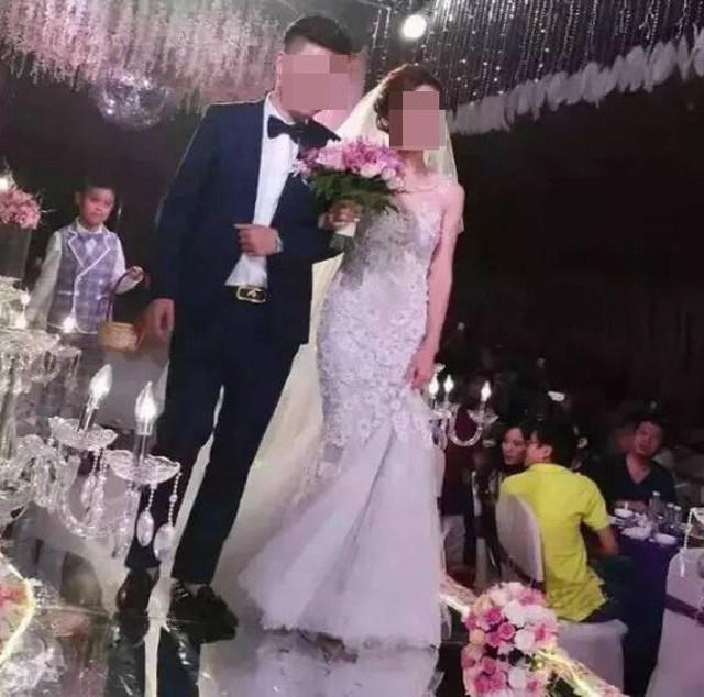 Xôn xao đám cưới khủng: Chú rể mang hơn 20 tỷ tiền mặt xếp lên sân khấu tặng cô dâu