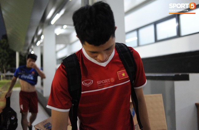 Đình Trọng buồn bã về chấn thương cơ đùi trước trận gặp Bahrain