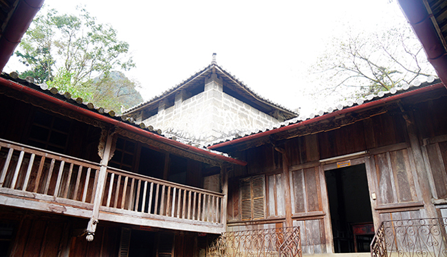 Tòa dinh thự 150 tỷ của dòng họ Vương được xây dựng kỳ công thế nào?