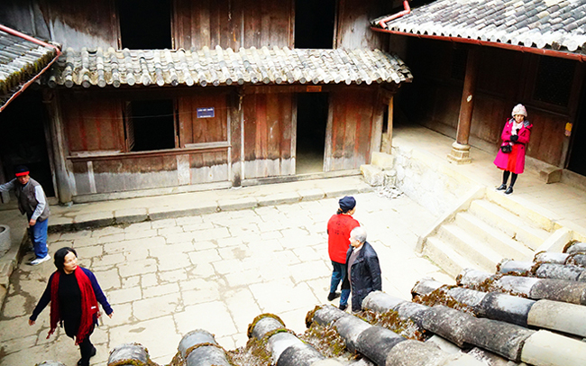 Tòa dinh thự 150 tỷ của dòng họ Vương được xây dựng kỳ công thế nào?