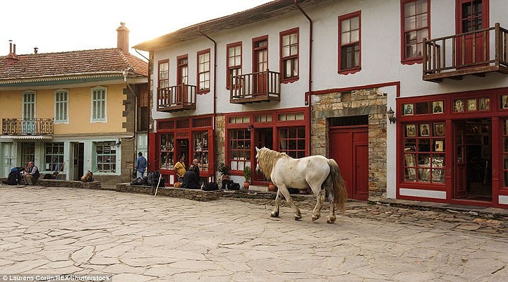 Bí ẩn vùng đất cấm phụ nữ và trẻ em đặt chân tới