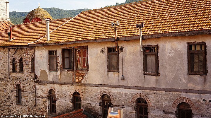 Bí ẩn vùng đất cấm phụ nữ và trẻ em đặt chân tới