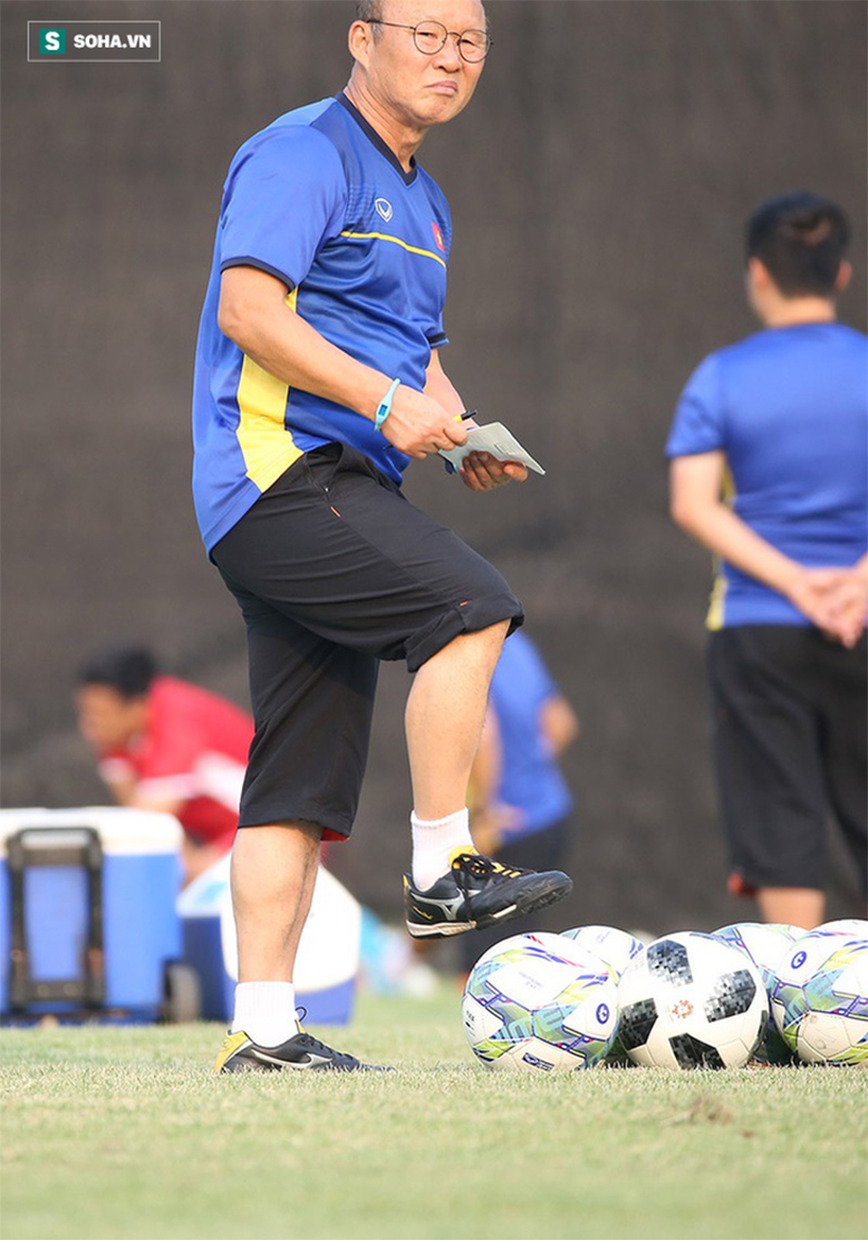 HLV Park Hang-seo đăm chiêu, làm điều bất ngờ trước giờ G
