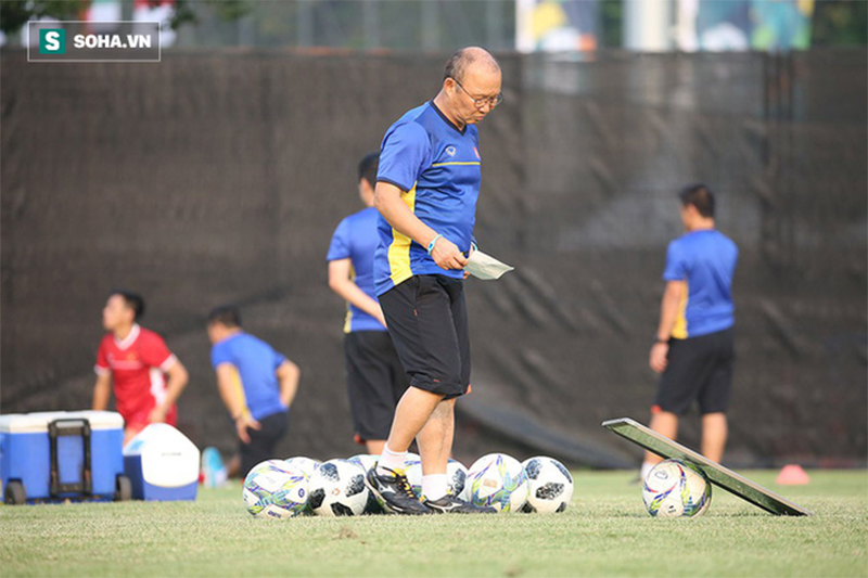 HLV Park Hang-seo đăm chiêu, làm điều bất ngờ trước giờ G