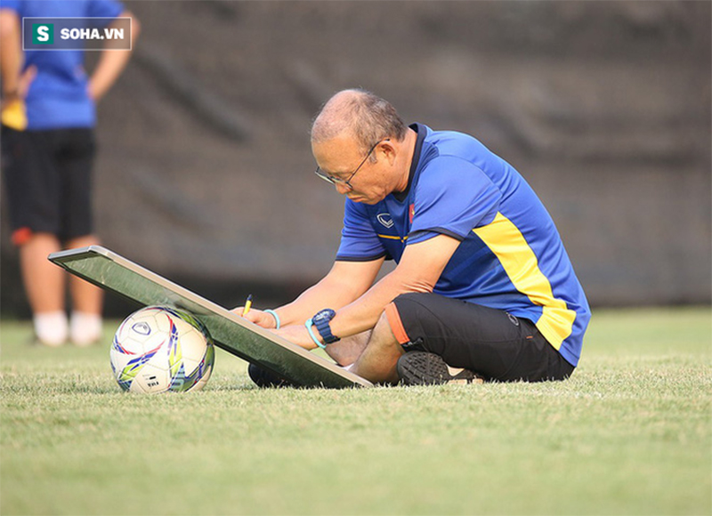 HLV Park Hang-seo đăm chiêu, làm điều bất ngờ trước giờ G