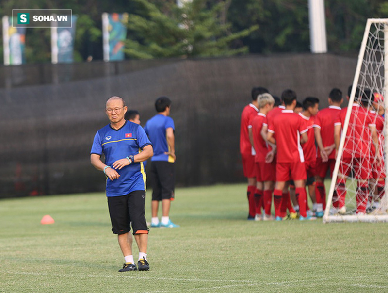 HLV Park Hang-seo đăm chiêu, làm điều bất ngờ trước giờ G