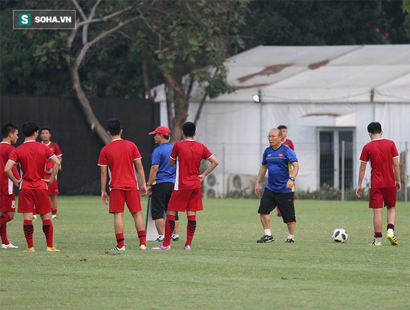 HLV Park Hang-seo đăm chiêu, làm điều bất ngờ trước giờ G