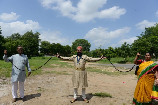 Dị nhân gây choáng với bộ ria mép khủng 45 năm không cạo, cắt Dị nhân gây choáng với bộ ria mép khủng 45 năm không cạo, cắt