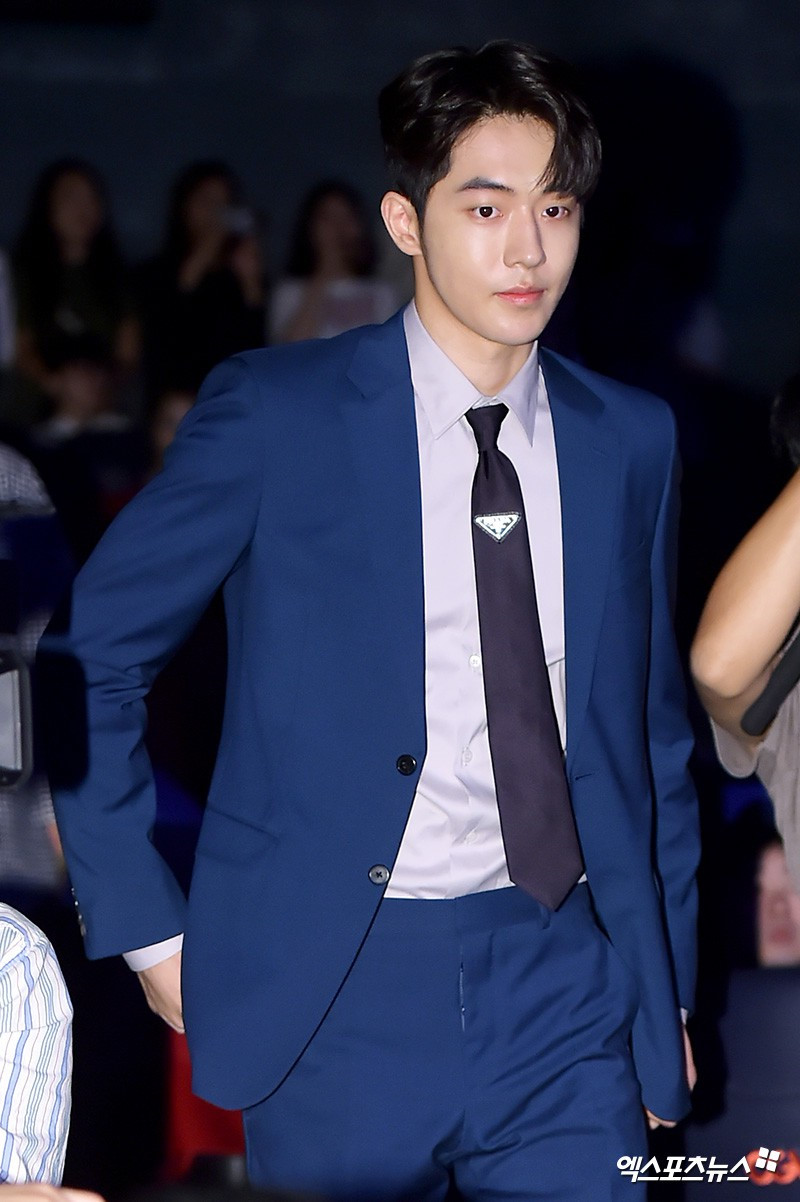 Cách mặc suit trẻ trung, lịch lãm như tài tử Hàn