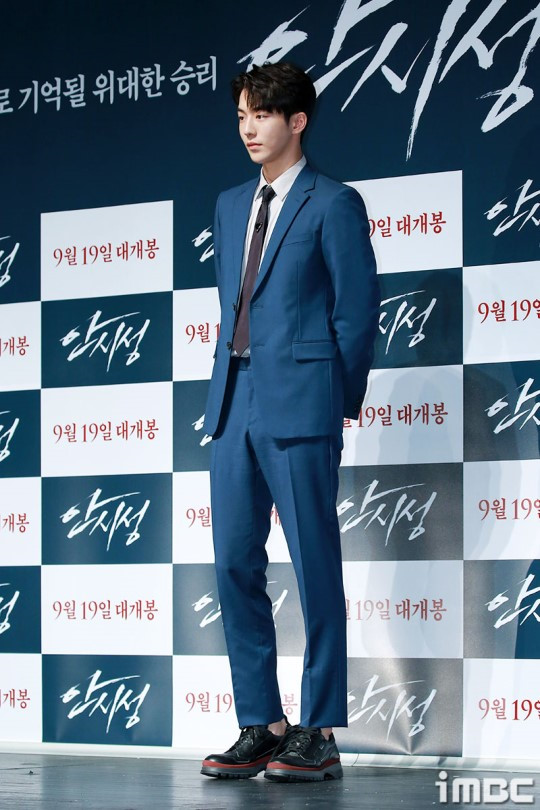 Cách mặc suit trẻ trung, lịch lãm như tài tử Hàn